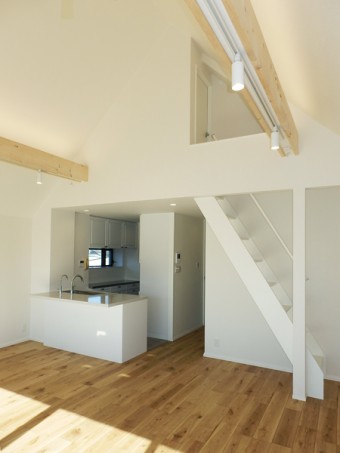 吹き抜け天井に木の梁で作ったオリジナル照明